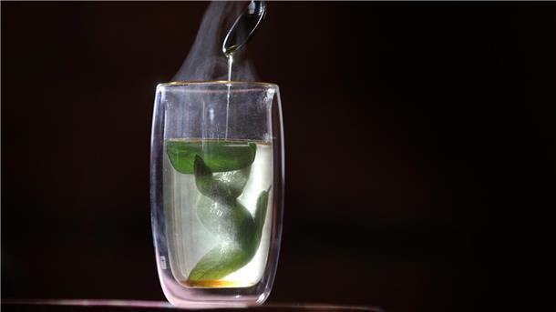 Ein Glas mit Salbeitee