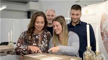 Vier Personen schauen sich Schmuck an. 
