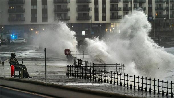 Wellen nahe der Skulptur „Freddie Gilroy“ des Künstlers Ray Lonsdale in Scarborough.