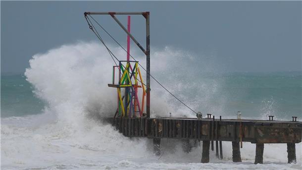 Schwerer Sturm „Beryl“ verliert an Kraft - sechs Tote Wellen schlagen auf einen Pier, während der Hurrikan „Beryl“ vorbeizieht.