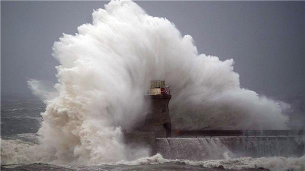Wellen schlagen gegen den Leuchtturm von South Shields, nachdem die Spitze abgebrochen ist.