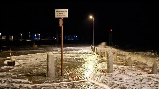 Sturmtief über Deutschland – Bäume stürzen um Wellen überspülen die Promenade in Wilhelmshaven.