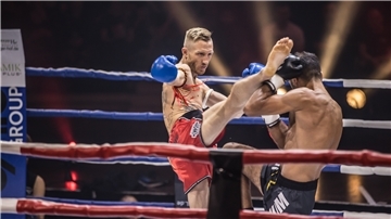 Weltmeister müssen gelenkig sein: Pascal Schroth setzt den Highkick und trifft Levan Guruli am Kopf. Die Verteidigung des Griechen kommt zu spät. Durch einen solchen Tritt gewann der Bremerhavener seinen WM-Kampf. 
