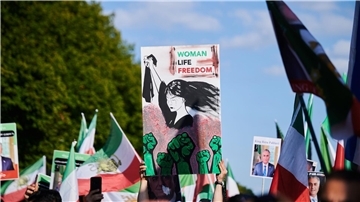 Weltweit sind am Wochenende Menschen für die Rechte von Frauen im Iran auf die Straße gegangen.