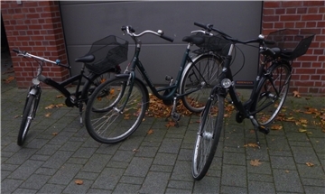 Drei Fahrräder, sichergestellt von der Polizei.