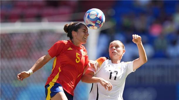 DFB-Frauen bejubeln Bronze zum Hrubesch-Abschied Wenig Durchkommen: Stürmerin Klara Bühl gegen Spanien