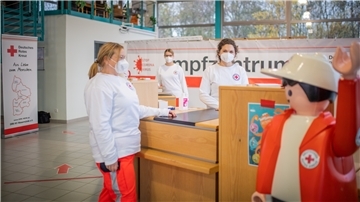 Drei Mitarbeiterinnen beim DRK-Wesermünde.