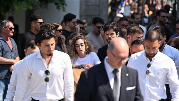 Diogo Jotas Ehefrau: Bewegende Worte an verstorbenen Mann Wenige Tage nach der Hochzeit starb Diogo Jota bei einem Autounfall. Neben Rute Cardoso waren auch zahlreiche Mitspieler des Fußballprofis zur Trauerfeier gekommen.