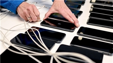 Weniger als ein Fünftel der Verbraucherinnen und Verbraucher in Deutschland haben schon einmal ein Smartphone oder Laptop gebraucht gekauft.