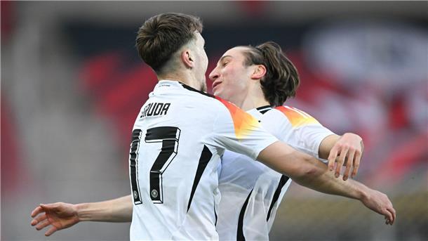 Weniger als ein Jahr nach dem Debüt ist Rocco Reitz (r) im Team gesetzt.