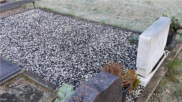 „Gräber des Grauens“ - eine Herausforderung für jede Kommune Weniger Grün geht kaum noch: Dieses Schottergrab auf dem Langener Friedhof ist nur ein Beispiel von vielen. Auch auf anderen Friedhöfen entscheiden sich immer mehr Menschen für Gräber ohne Grün.