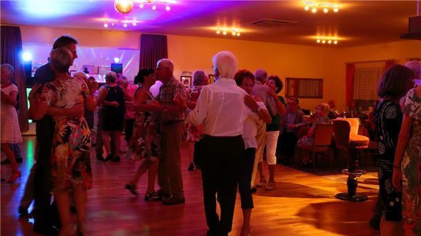 Singleball in Westertimke: Beim Tanzen findet sich manchmal die große Liebe Wenn Bernd Lunscher im Landgasthof Klee auflegt, dann füllt sich die Tanzfläche. Seit acht Jahren legt der DJ aus Ritterhude regelmäßig in Westertimke auf. Die Besucher nehmen zum Teil weite Wege in Kauf, um dort zu tanzen.