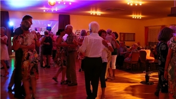 Wenn Bernd Lunscher im Landgasthof Klee auflegt, dann füllt sich die Tanzfläche. Seit acht Jahren legt der DJ aus Ritterhude regelmäßig in Westertimke auf. Die Besucher nehmen zum Teil weite Wege in Kauf, um dort zu tanzen.