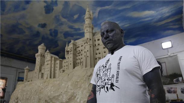 Märchenschloss aus Sandstein Wenn das Schloss ganz fertig ist, will Thomas Doneis es für viel Geld verkaufen.