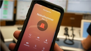 Ein Smartphone wählt den Notruf.