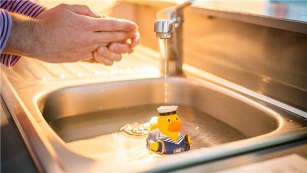 Wenn das Wasser nicht mehr fließt in Bremerhaven: Bei hohen Außenständen kann die SWB einen Haushalt sperren.