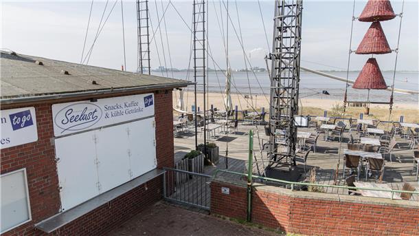 Weserstrandbad Bremerhaven: Was Besucher wissen müssen Blick auf eine Terrasse. Wenn das Wetter stimmt, öffnet die Seelust bereits zu Ostern.