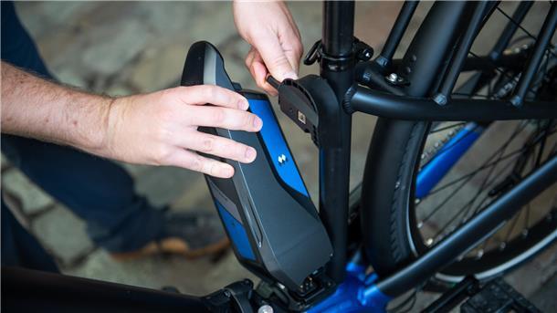 Wenn der E-Bike-Akku am Ende seiner Lebensdauer angekommen ist, kann man ihn zur Entsorgung im Handel abgeben.