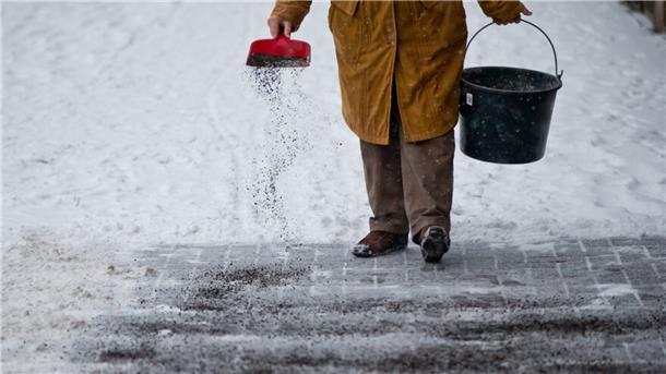 Wenn der erste Schnee fällt, greifen nach Ansicht von Senatorin Maike Schaefer zu viele zum Salz. Das ärgert die grüne Politikerin. Sie verbietet jetzt den Einsatz von Salz. Mit Schaufel, Besen und Granulat ließen sich die Probleme auch umweltschonend lösen.