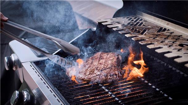 Simpel und saftig: Der „Deichgriller“ verrät sein perfektes Steak-Rezept Wenn der Grill seine Höchsttemperatur erreicht hat, legt der Grillmeister das Steak auf den Rost. Nach ca. 30 bis 45 Sekunden sollte sich das Fleisch vom Rost lösen. Das ist für ihn das Zeichen zum Wenden. Um das beliebte Rauten-Grillmuster zu erzeugen, verändert der Cuxhavener dabei den Winkel von 10 Uhr auf 14 Uhr. Insgesamt soll jede Seite nur etwa anderthalb Minuten bei hoher Temperatur gegrillt werden, aber innerhalb dieser Zeit wendet er das Steak mehrfach.