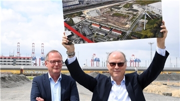 Wenn der Unternehmer jubelt, freut sich der Wirtschaftsförderer: Werner Berger bekam von Nils Schnorrenberger ein Luftbild vom künftigen Firmenareal geschenkt. Die Mafi & Trepel Technology GmbH will im Frühjahr 2022 mit der Produktion beginnen.