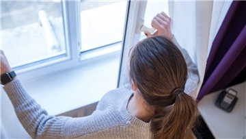 Wenn die Fenster zum Lüften geöffnet werden, sollte die Heizung ausgeschaltet werden. Ansonsten heizt man nur verstärkt warme Luft ins Freie.