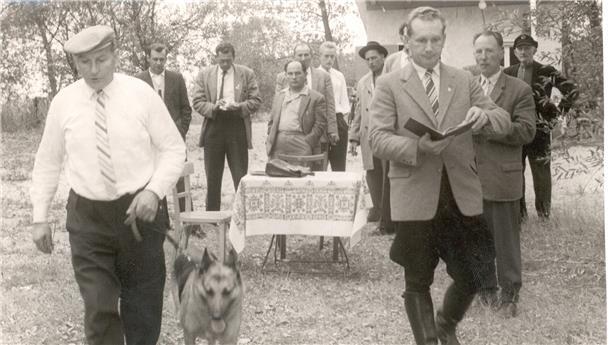 Alte Fotos aus der Wesermarsch: Hundesport und Jagd in früheren Zeiten Hundeprüfung