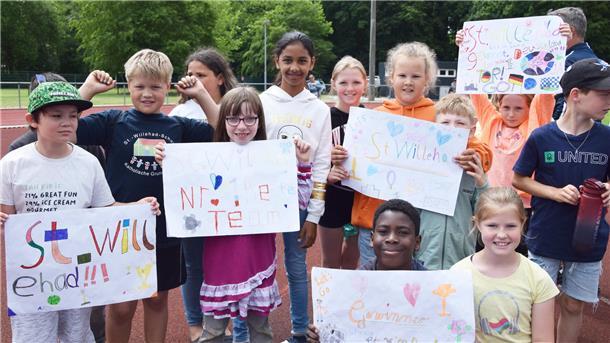 Wesermarsch: Diese Schule hat beim Fußballturnier der Grundschulen gewonnen Die St.-Willehad-Schule hat Plakate gebastelt