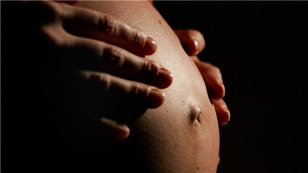 Wenn die Schwangerschaft abseits medizinischer Aspekte Probleme aufwirft, können sich betroffene Frauen kostenlos und vertraulich beraten lassen, unabhängig von ihrer Herkunft oder Religion.
