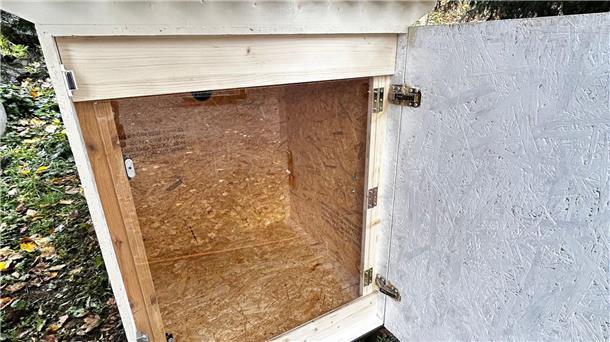 Idee wie bei Babyklappen: Schweiz hat erste Tierklappe Wenn die Tür geschlossen wird, werden Tierschützer alarmiert.