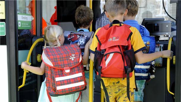 Busfahrende Schüler 