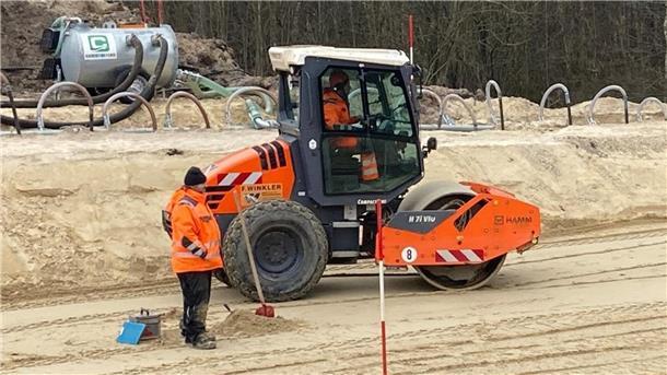 Bilderstrecke von der A27-Baustelle: Das sind die großen Baufahrzeuge Wenn die Walze zum Einsatz kommt, um den Sand zu verdichten, wackelt der Boden.