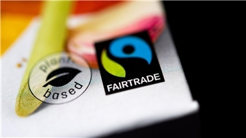 Wenn dieses Siegel auf einer Verpackung ist, soll der Inhalt fair produziert und gehandelt sein - so das Versprechen des Vereins Fairtrade.
