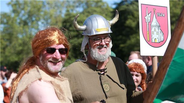 Impressionen aus mittelalterlichem Mulsum: Hartes Ringen beim Wurster Dreikampf Wenn ein "Wikinger" mit einem "Rothaarigen" beim Wurster Dreikampf aufeinandertrifft.