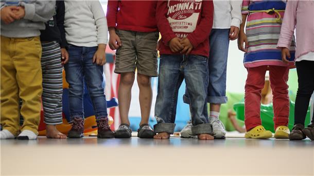 Hilfe für die, die dringend Hilfe brauchen Wenn es draußen kalt wird, brauchen Kinder warme Schuhe und Jacken. Hilfe für Mitbürger hat in diesem Herbst schon für etliche Familien Winterkleidung finanziert. Hilfe für Mitbürger gibt das Geld weiter, das Leserinnen und Leser der Kreiszeitung spenden, um Menschen zu helfen, die durchs soziale Netz fallen.