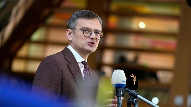 Wenn es keine positive Entscheidung gebe, wäre dies äußerst demotivierend für die Menschen in der Ukraine, warnte Außenminister Dmytro Kuleba in Brüssel.