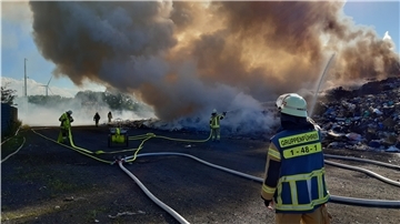 Wenn es wieder auf dem Deponiegelände brennt wie im Juli (Foto), dann sollen die Anwohner per Sirene gewarnt werden, meint die Linke. Ihr Antrag wurde in der Stadtverordnetenversammlung noch nicht verhandelt.