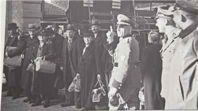 Wenn Fotos der Inszenierung von Macht dienen: Am 22. Oktober 1940 entstand diese Aufnahme in Lörrach aus dem Blick der Täter.