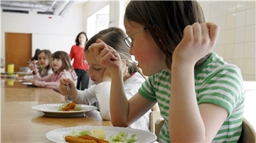 Wenn Kinder den ganzen Tag in der Schule verbringen, müssen sie dort eine warme Mahlzeit einnehmen können. Der Bau einer Mensa zählt deswegen zu den wichtigsten Aufgaben, die erledigt sein müssen, wenn 2026 der Rechtsanspruch auf Ganztagsbetreuung von Grundschulkindern kommt.