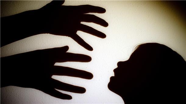 Wohin, wenn zu Hause nichts mehr geht? Inobhutnahme als Schutzraum Schatten von Händen einer erwachsenen Person und dem Kopf eines Kindes an einer Wand eines Zimmers