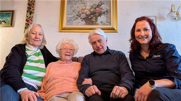 Rekordverdächtig: Nordenhamerin (99) ist seit 72 Jahren Mieterin der GNSG Vier Menschen sitzen auf einem Sofa und gucken in die Kamera.