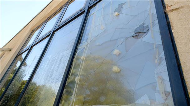 Durch Vandalismus an Schulen in Bremerhaven entsteht jährlich ein hoher Schaden Beschmierte Metalltüren.