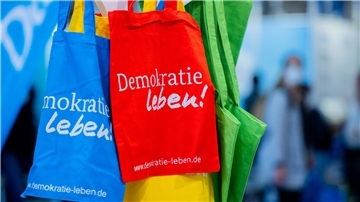 Wenn Schulen sich für Demokratie und Diversität einsetzen, werden sie oft gezielt angegangen, sagt der Chef des Schulleitungsverbands. (Symbolbild)