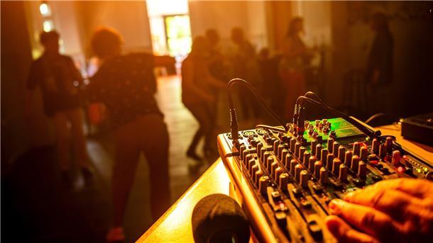 Mit Discokugel: Wie Senioren in Leer rocken Wenn sich die Discokugel einmal im Monat dreht, rocken die Senioren richtig ab.