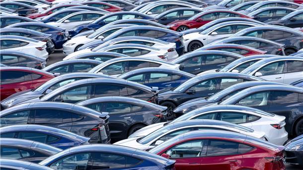 Tesla erleidet nächsten Gewinnrückgang trotz Verkaufsrekords Wenn viele Interessenten den Kauf vor Ablauf der Prämie vorgezogen haben, könnten im laufenden Quartal wieder mehr Teslas unverkauft bleiben. (Archivbild)