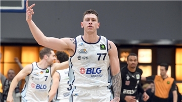 Ein Basketballer freut sich über einen getroffenen Wurf. Es handelt sich um Anzac Rissetto von den Eisbären Bremerhaven.
