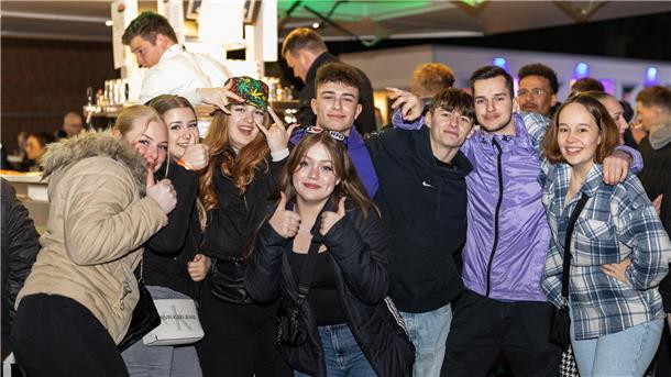 Osterfeuer in der Wesermarsch locken Tausende Besucher Wer am Ostersonntag feiern wollte, war in Reitland genau richtig. Bei der großen After-Osterfeuer-Party im Festzelt beim Feuerwehrhaus sorgten Discjockeys unter den zahlreichen Gästen für gute Stimmung.