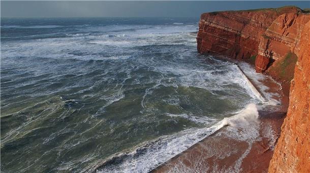Die Westklippen von Helgoland bei Sturm.