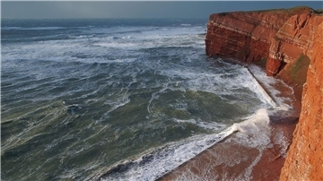 Die Westklippen von Helgoland bei Sturm.