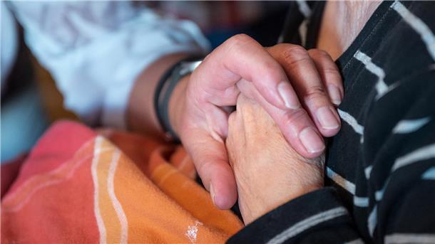Parkinson-Selbsthilfegruppe kommt zusammen Hände, die Halt geben